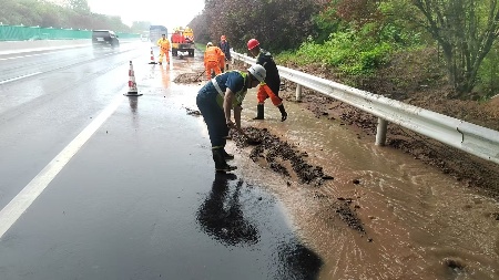 排查抢险2.jpg