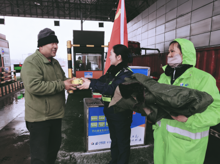 1767576547685.png 将递泡面工作人员正脸变侧脸_副本_副本.png