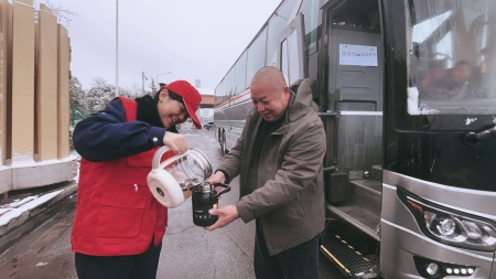 1767576576949.jpg 2026年1月1日,风雪天里,身披红色志愿背心的工作人员,在户外为司乘人员提供暖心服务。她笑着将热水缓缓斟入司乘的保温杯,动作细致又热情,简单的举动在冰天雪地中,为赶路的司乘驱散了寒意,也让便民服务的温情在旅途里传递。_副本_副本.jpg